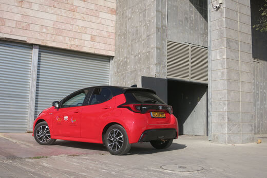 טויוטה יאריס היברידית